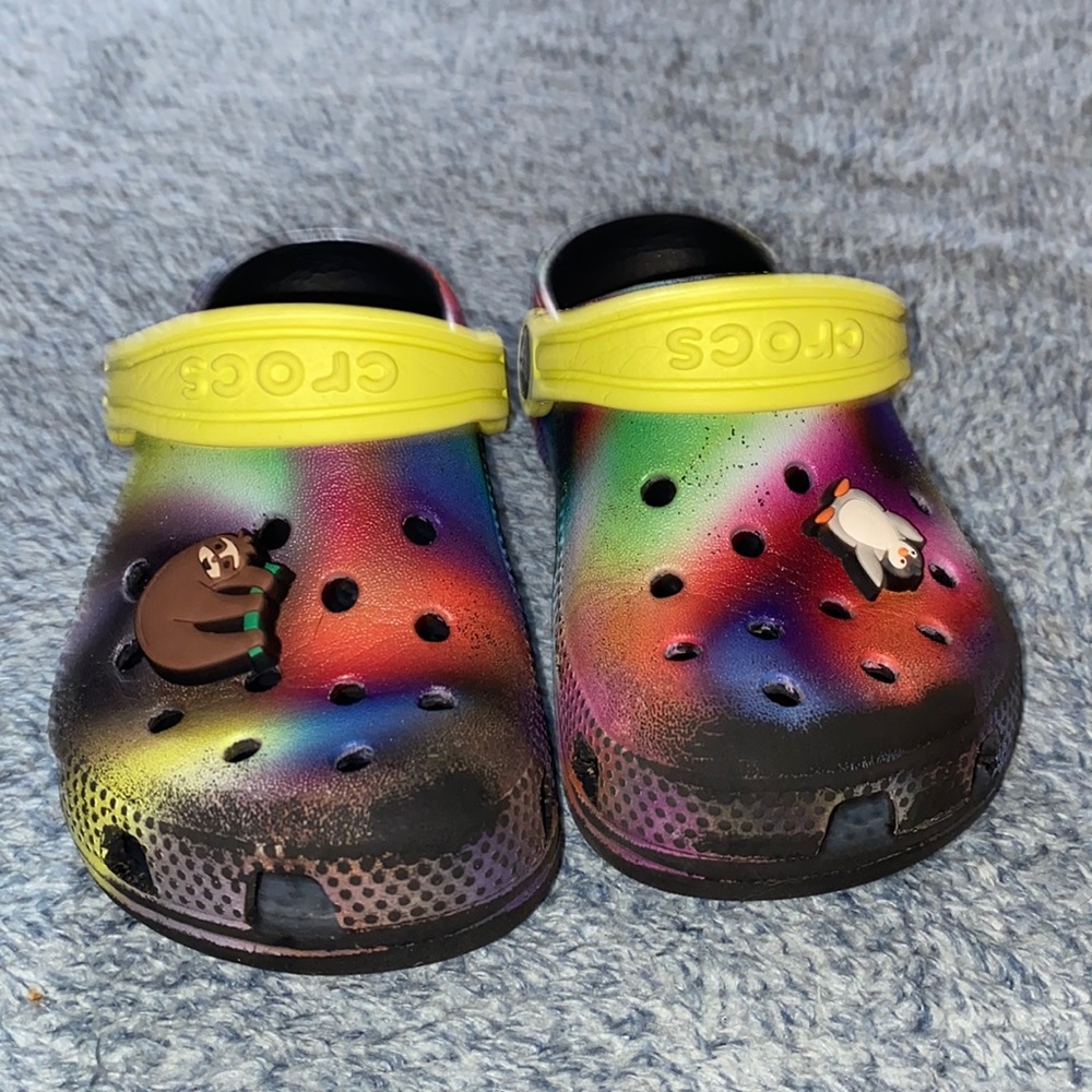 Tie dye crocs size toddler 10. Great lightweight fashion wear, slightly used.☀️